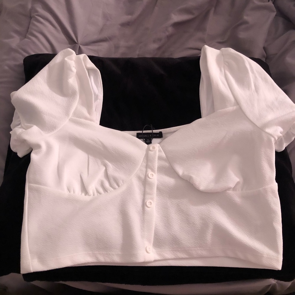 White crop top with puff sleeves